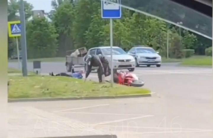 В Курчатове мотоциклист сбил человека в попытках скрыться от полиции
