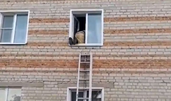 В Курской области пожарные спасли лежачую бабушку из закрытой квартиры