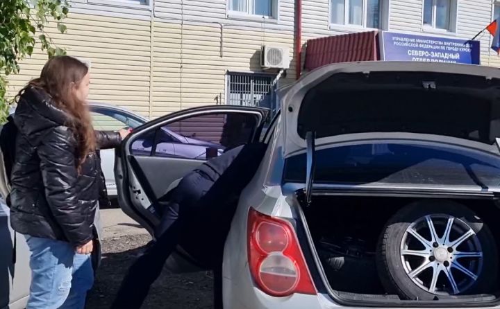 В Курске женщине вернули колеса, которые сняли с ее машины
