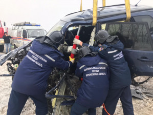 Спасатели показали, как доставали девушку из смятой иномарки на трассе под Воронежем