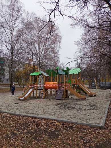 В Курске устанавливают подаренные детские площадки