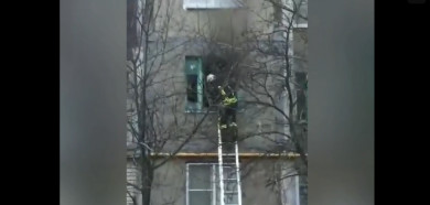 В Курске двух человек спасли из горящей квартиры