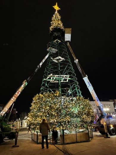 В Курске устанавливают новогоднюю ёлку