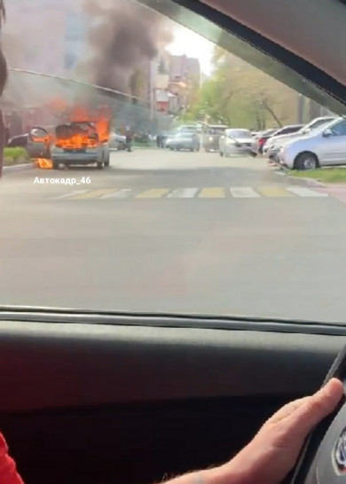 В Курске на дороге сгорел автомобиль