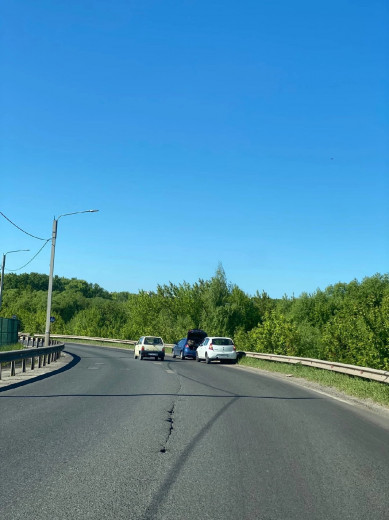 В Курске четыре машины пробили колеса на убитой дороге
