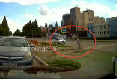 В Курске водитель прокатил на капоте электросамокатчика