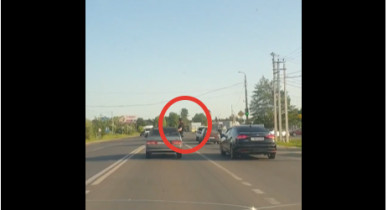 В Курске водитель катал в машине ноги пассажира