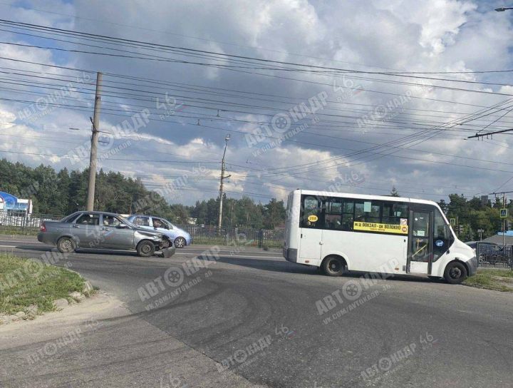 В Курске не разъехались микроавтобус и легковушка