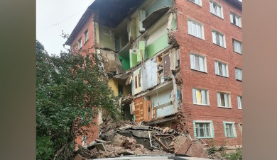 Часть жилого дома обрушилась в Омске (ВИДЕО)