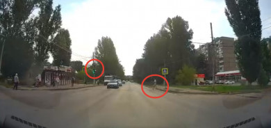 В Курске пешеход вышел на дорогу на красный свет и чуть не попал под машину