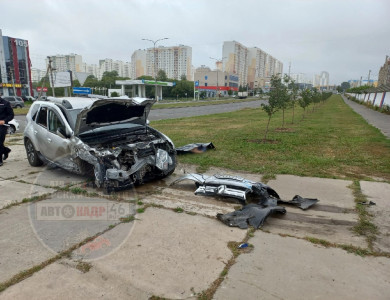 В Курске водитель внедорожника влетел в бордюр и разбился насмерть
