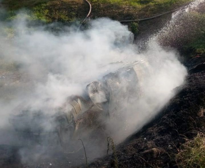 В Курской области возле трассы сгорела машина