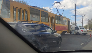 В Курске легковушка попала под трамвай