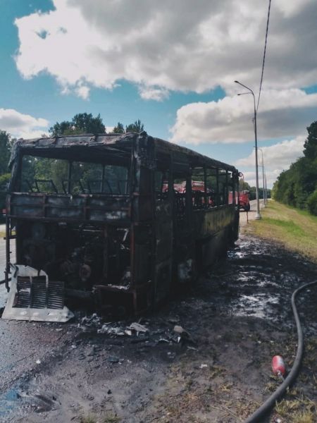 В Курской области на дороге сгорел автобус
