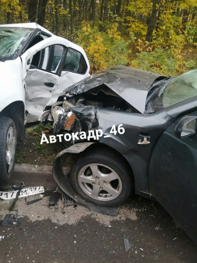 В Курске две машины вылетели с дороги после столкновения
