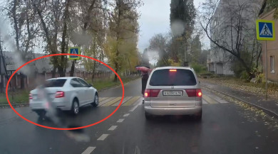В Курске автомобиль едва не сбил двух пешеходов