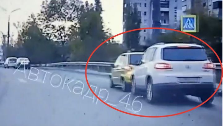 В Курске две машины столкнулись в попытках пропустить пешехода