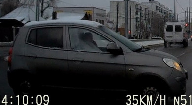 В Курске водитель с телефоном в руках чуть не спровоцировал ДТП