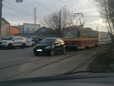 В Курске припаркованная иномарка заблокировала трамвайные пути