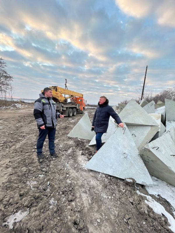 В Курской области устанавливают оборонительные сооружения