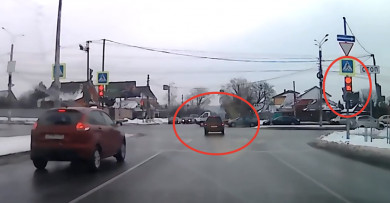 В Курске водитель проехал перекресток на красный свет