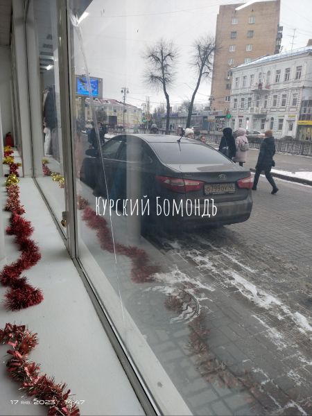 В Курске автоледи оштрафовали за парковку на тротуаре