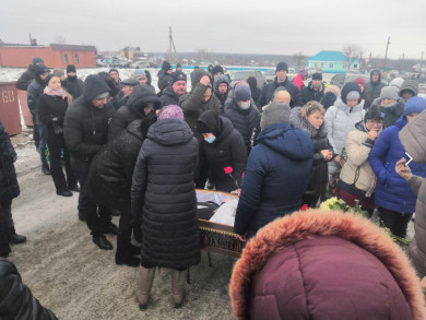 Десятки людей пришли на похороны дезертира, которого искали в Воронеже