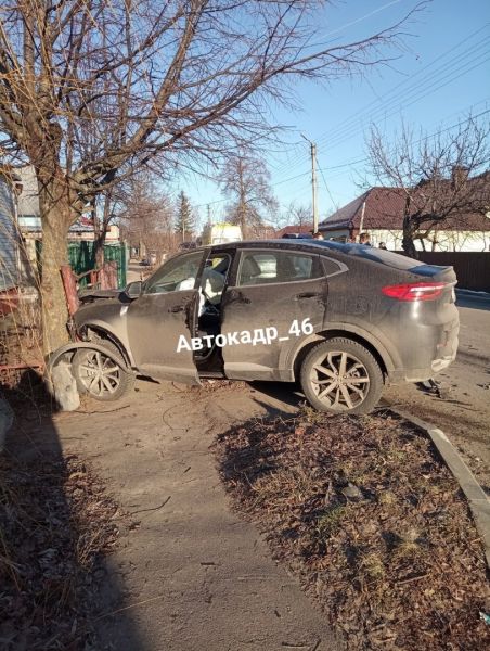 В Курске автомобиль влетел в дерево