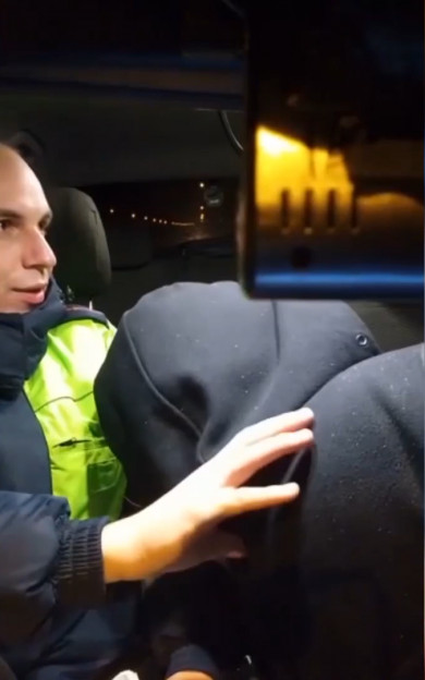 В Белгородской области пьяный водитель лёг на полицейского в патрульной машине