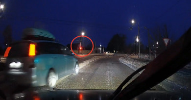 В Курске неизвестный пересек сплошную и проехал перекресток на красный свет