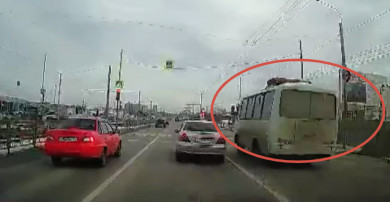 В Курске автобус едва не сбил пешеходов