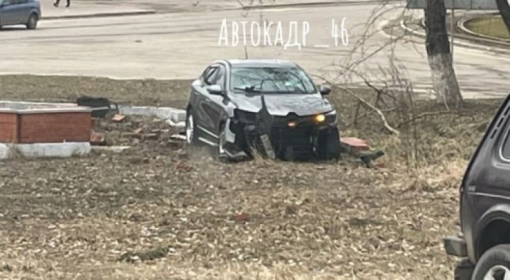 В Курске машина разбилась возле автомагазина