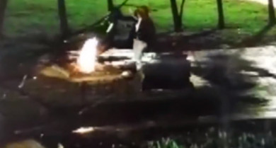 В Курске женщина потушила огонь на Братской могиле