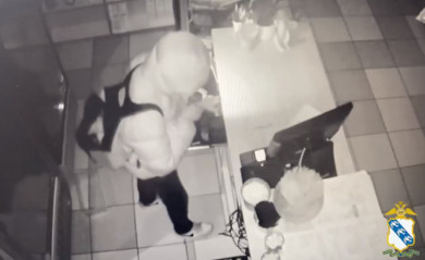 В Курской области в кафе на вора-сладкоежку упал потолок