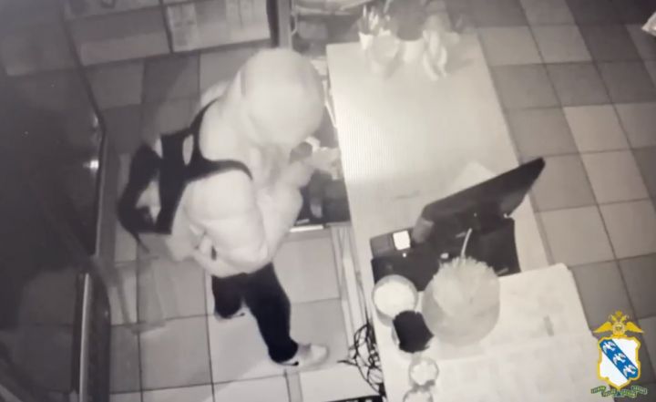 В Курской области на вора-сладкоежку упал потолок в кафе