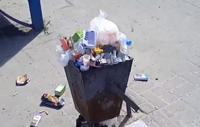 В Курске оторвали дорожный знак и закидали урну мусором