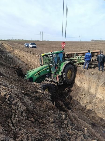 В Курской области трактор попал в ловушку в поле