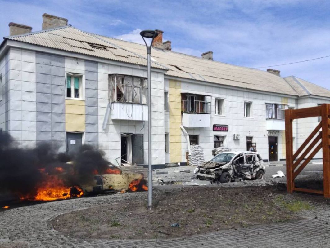 Снаряд упал около&nbsp;жилого дома в&nbsp;белгородском Шебекино — пострадали три машины