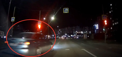 В Курске невнимательный водитель чуть не задавил толпу пешеходов