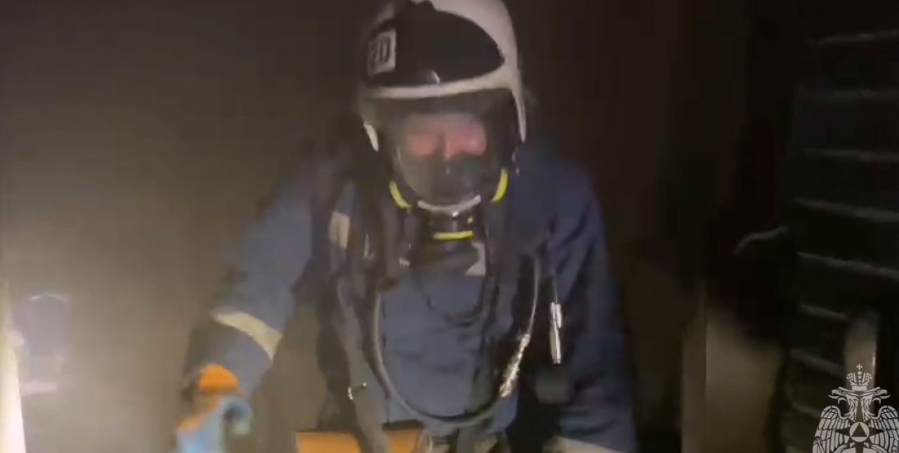 Курские пожарные спасли ребенка из горящей квартиры