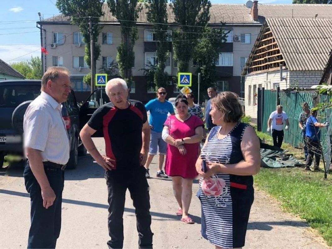 <p>глава с местными жителями после обстрела</p>