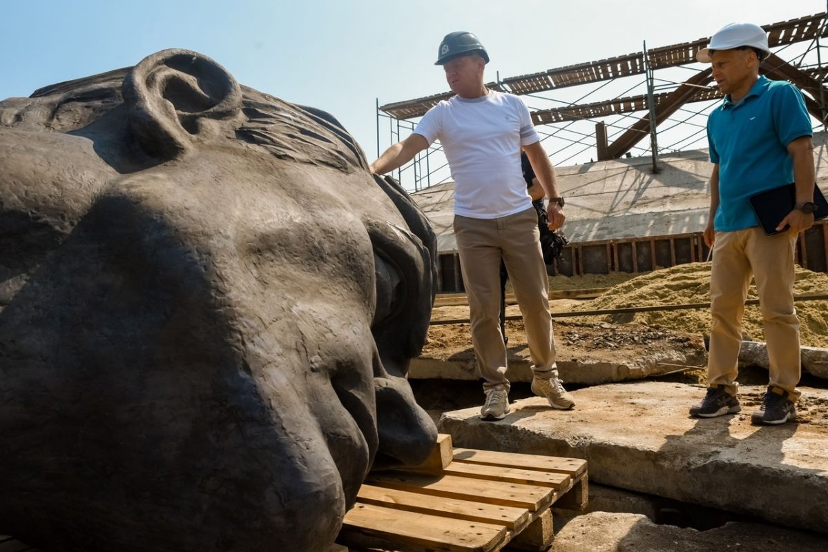 В Курскую область привезли огромную скульптуру солдата для мемориала