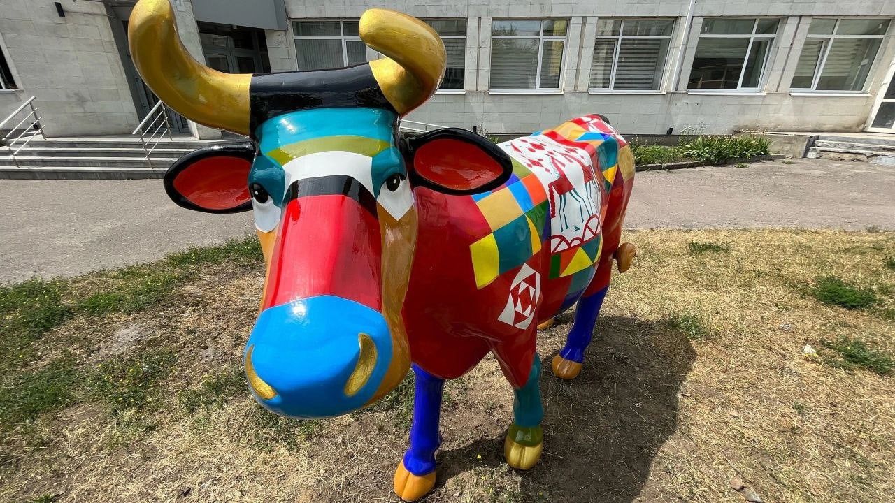 В Курске заметили новую разноцветную Буренку