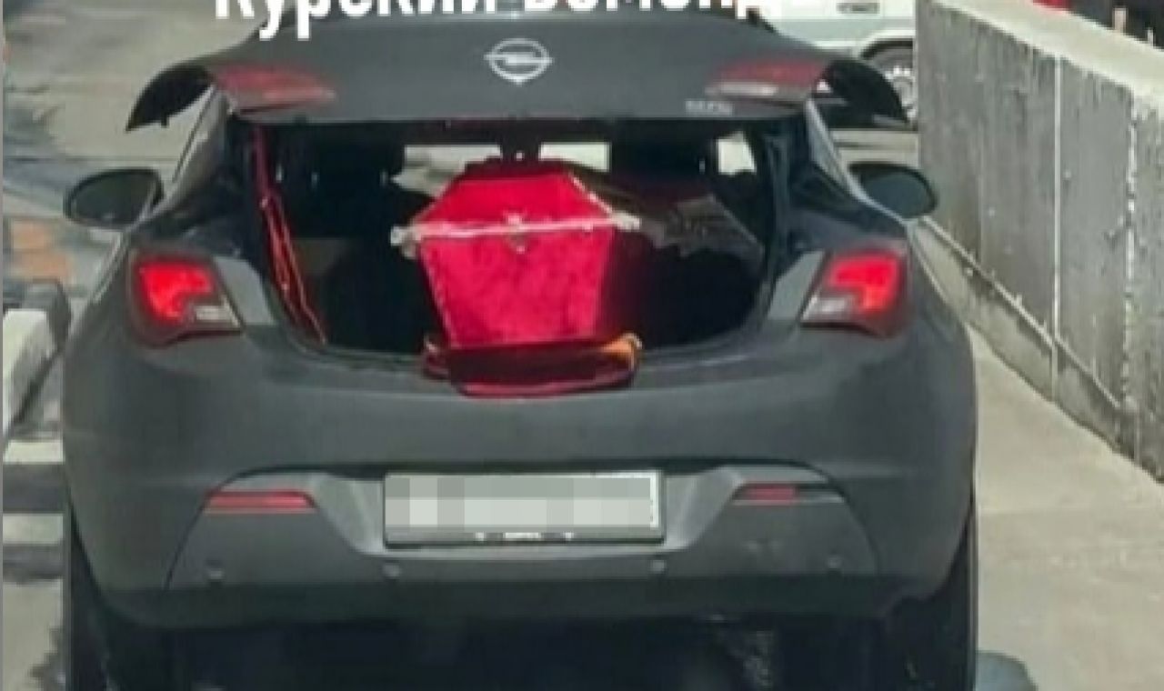 В Курске возле ресторана быстрого питания заметили машину с торчащим из багажника гробом