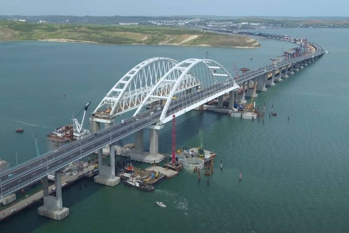 Курян предупредили об огромной пробке на Крымском мосту