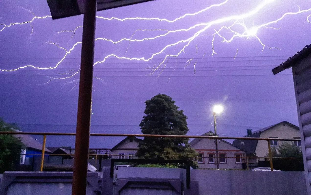 Куряне запечатлели необыкновенно красивую грозу