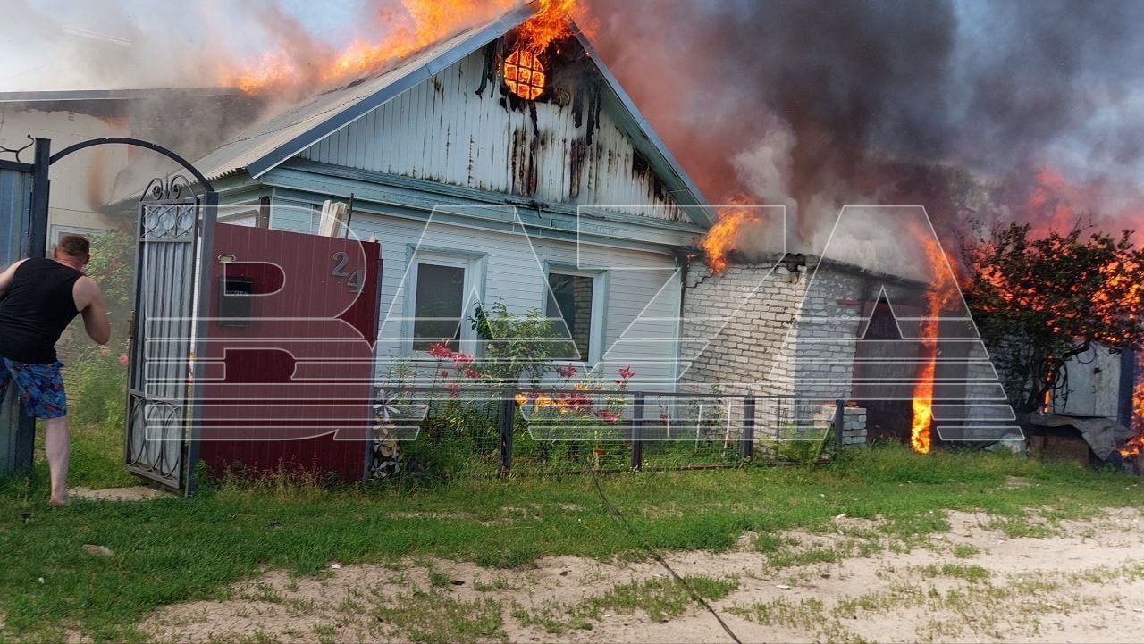 Два жилых дома загорелись в&nbsp;Брянской области от&nbsp;артобстрела ВСУ