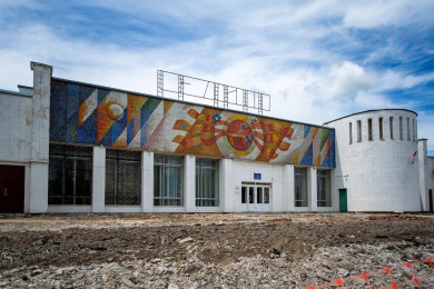 В Курске ремонтируют вход в молодежный центр «Гелиос»