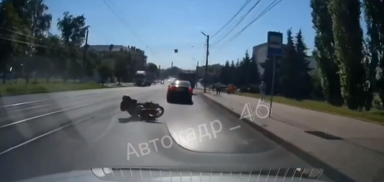 В Курске мотоциклист упал на дороге и чудом не попал под машину