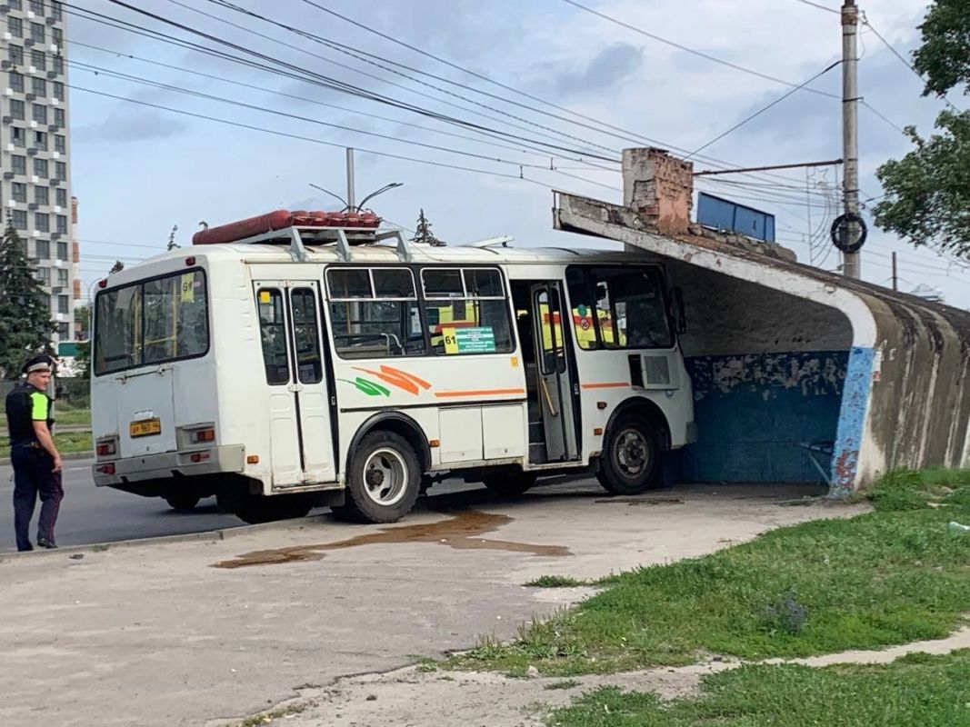 В Курске автобус врезался в остановку